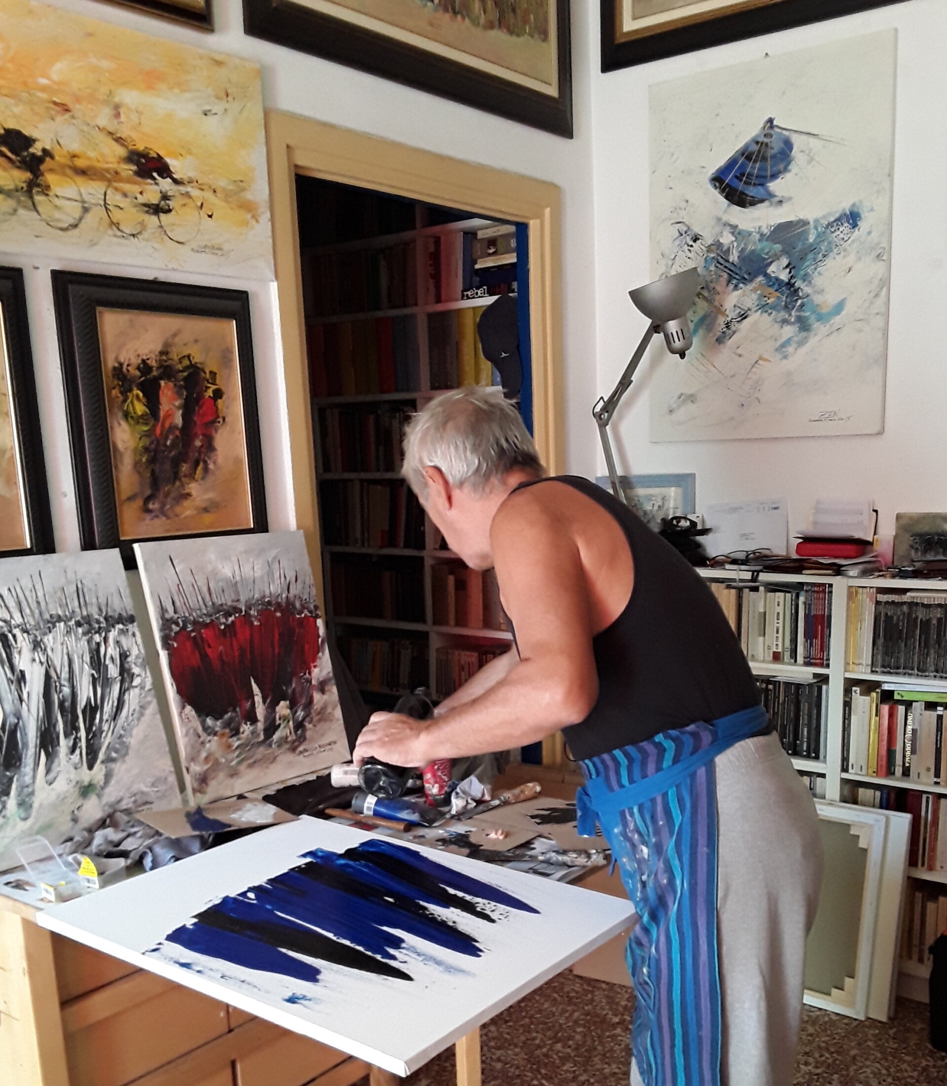 Roberto Sironi nel suo atelier